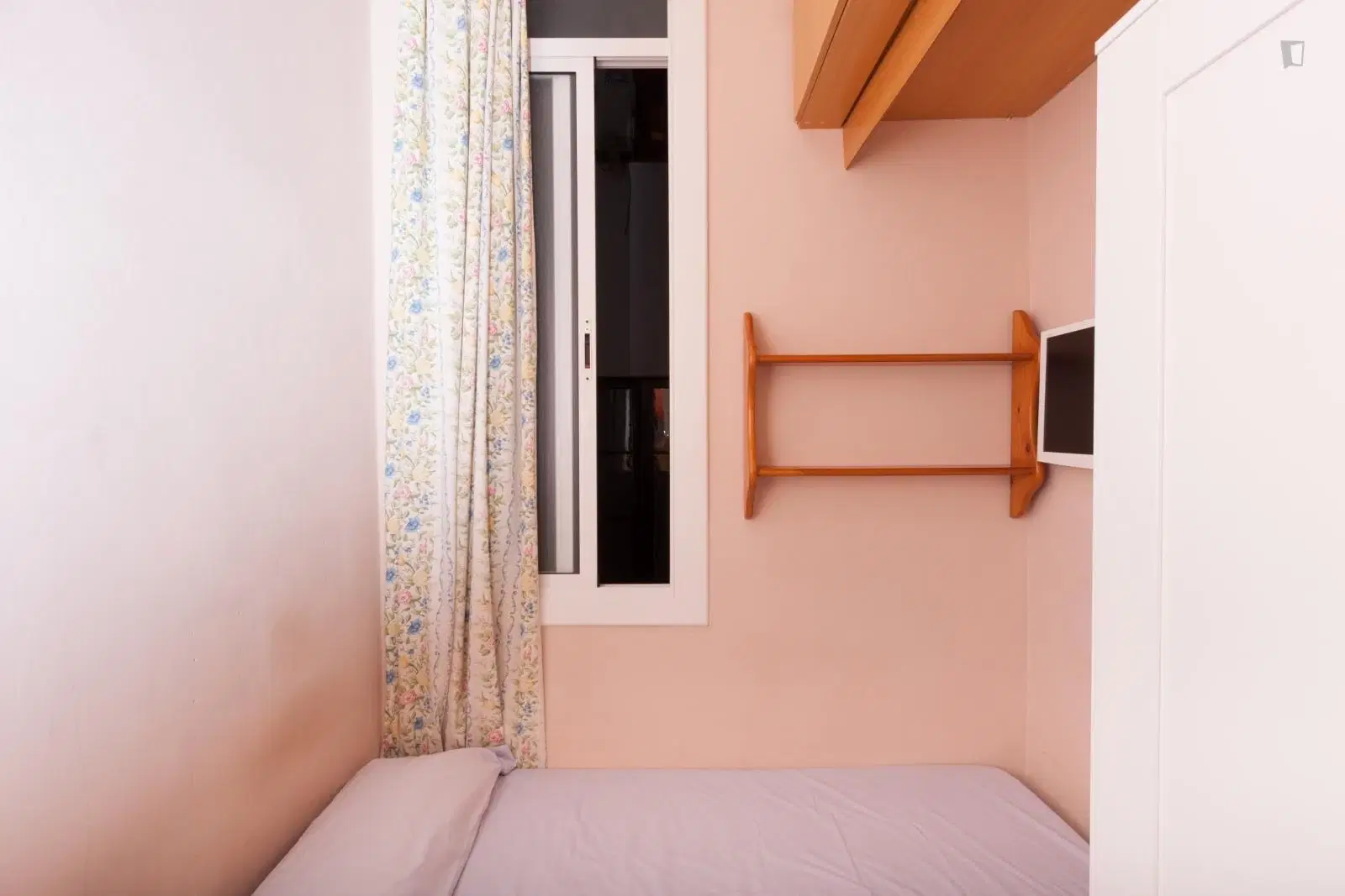 UNP 08004, Barcelona – Room in a 4 Bed 1 Bath