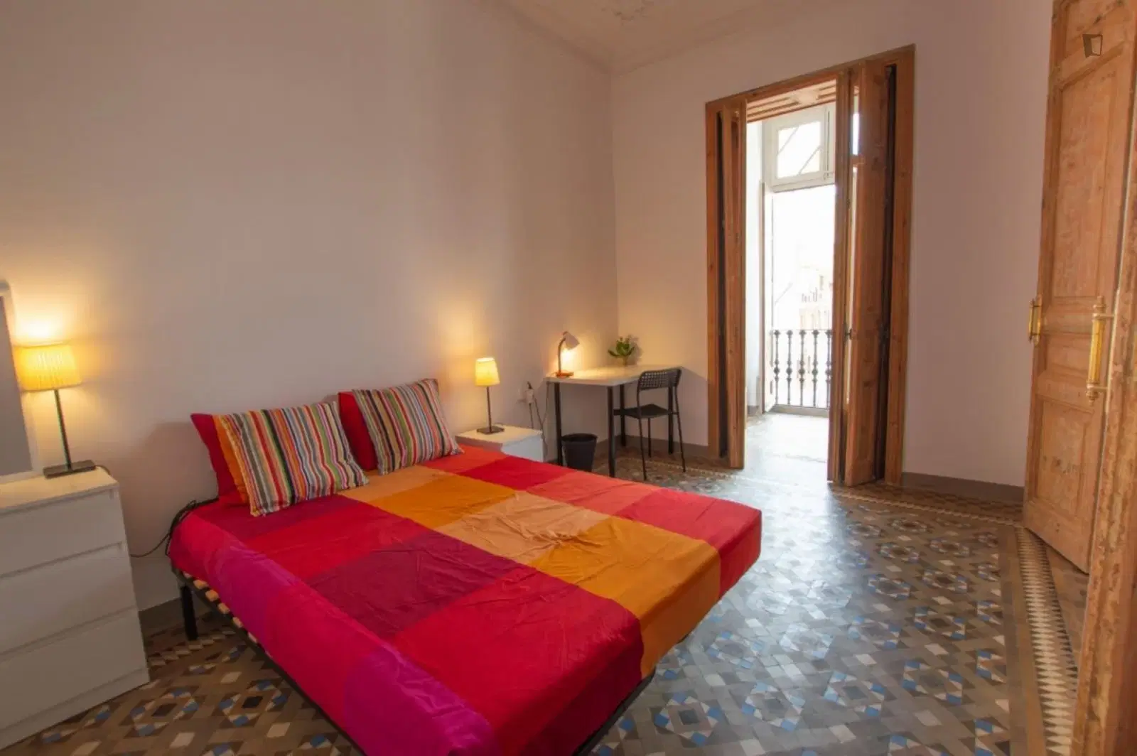 UNP 08008, Barcelona – Room in 8 Bed 3 Bath