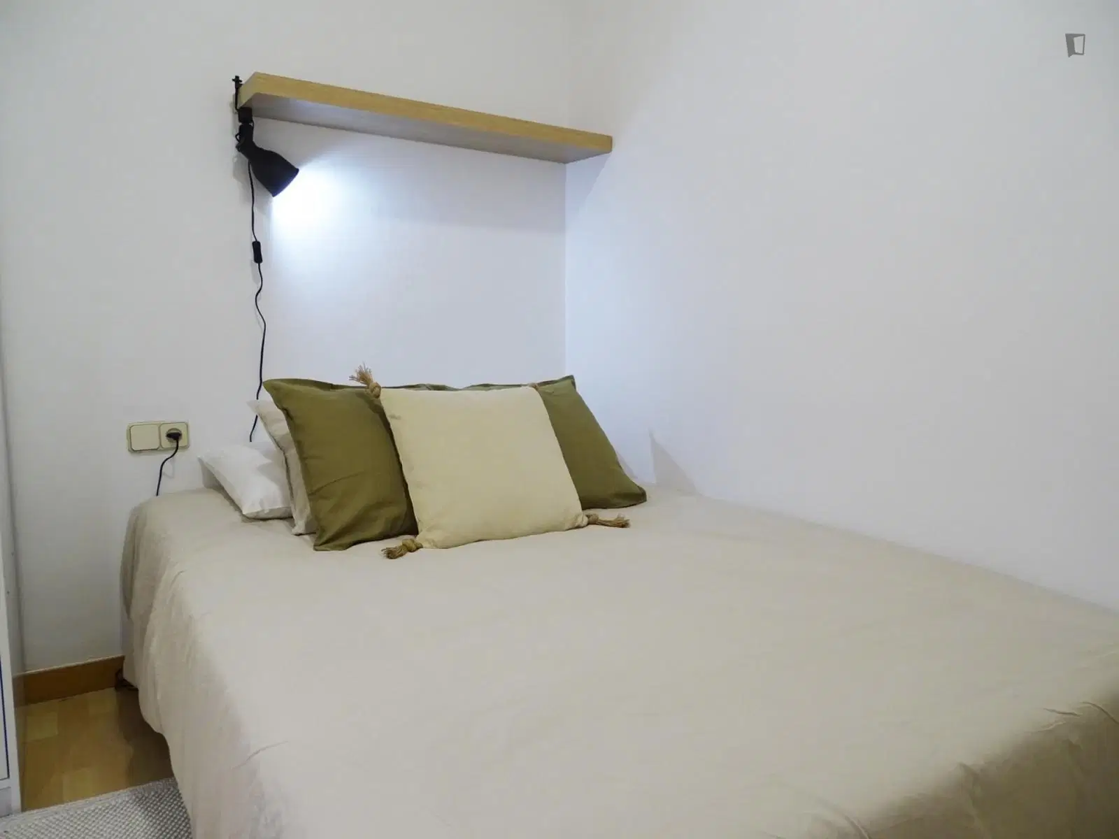 UNP 08005, Barcelona – Room in 3 Bed 1 Bath