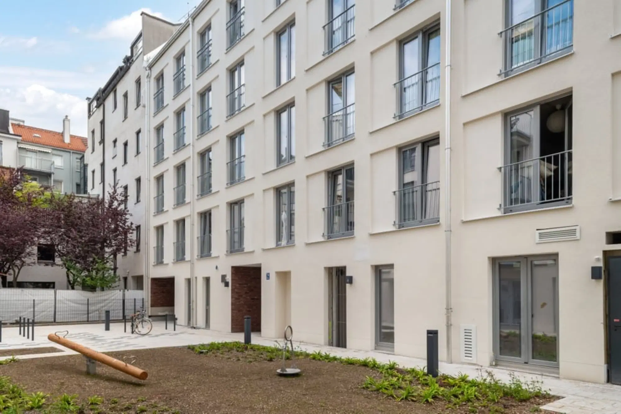 LX 80798, Munich – Exterior