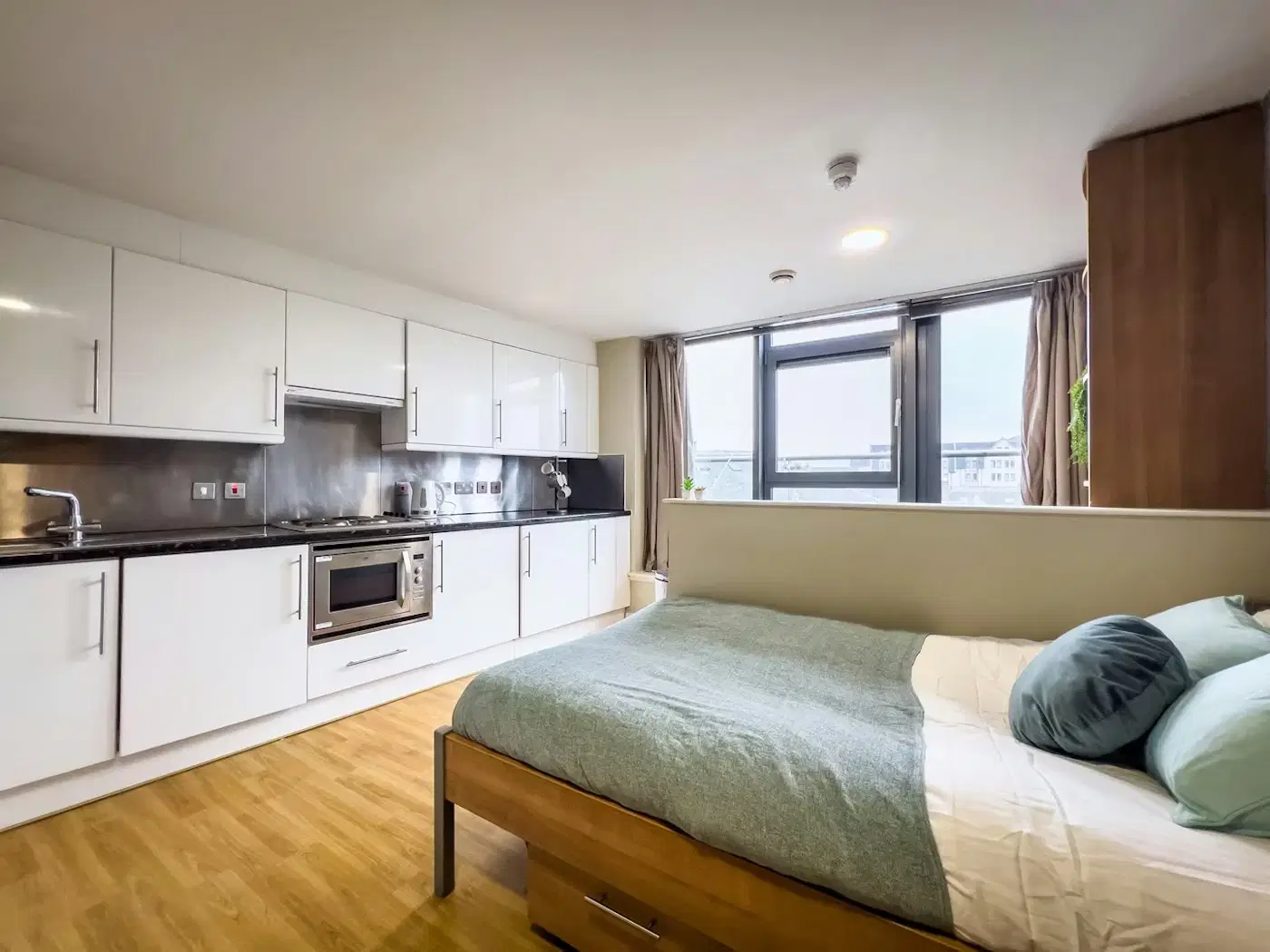 Lady Nicolson Court, Edinburgh – Studio Gold - Balcony