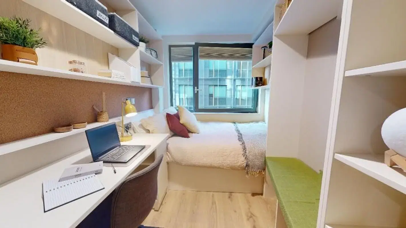 iQ Paris Gardens, London – Gold 2 Bed Apt Plus