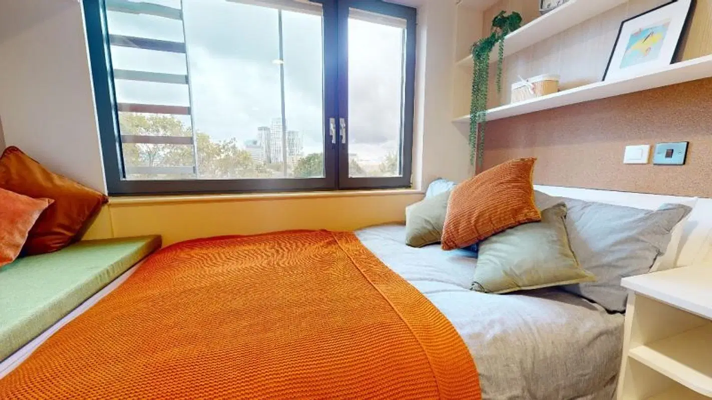 iQ Paris Gardens, London – Silver Studio Plus