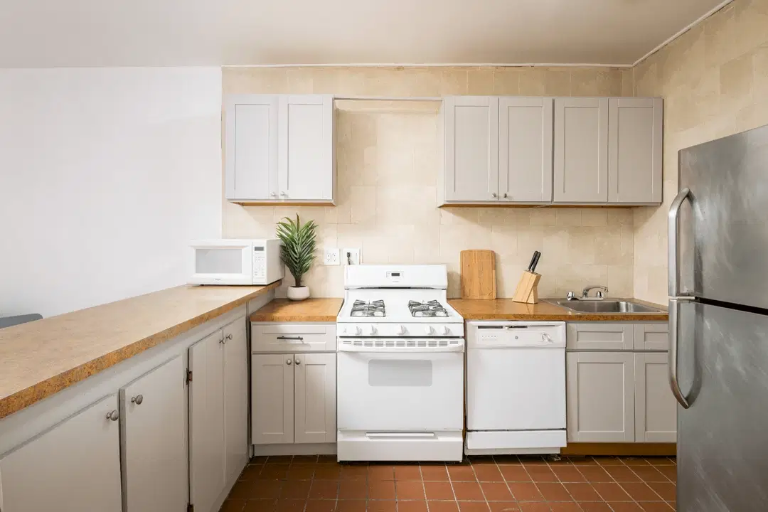 E 109th St #377, New York – Kitchen