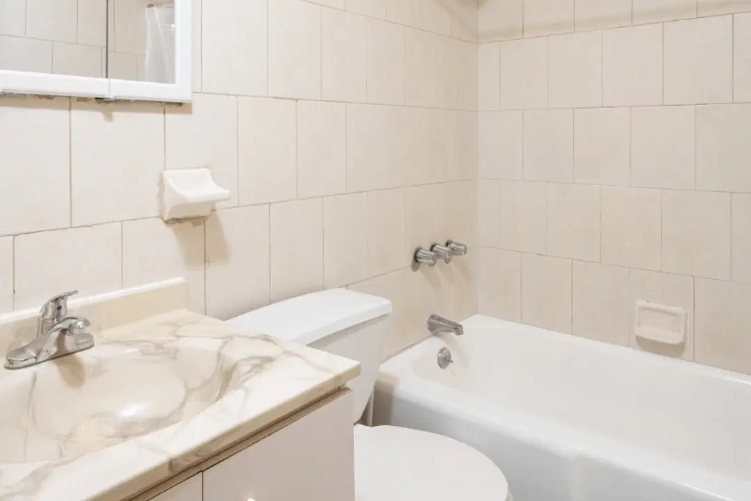 E 109th St #377, New York – Bathroom