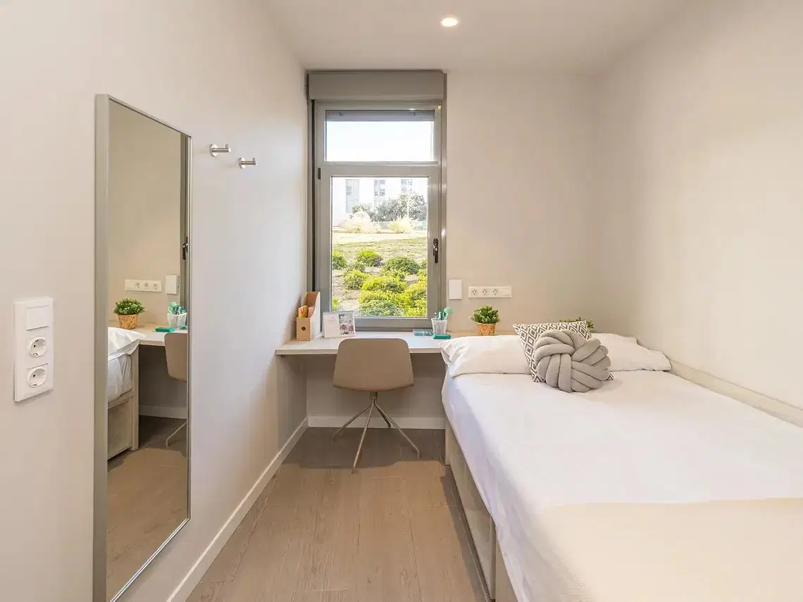 Yugo Coliseo Europea, Madrid – Individual Basic + (14 Sqm)