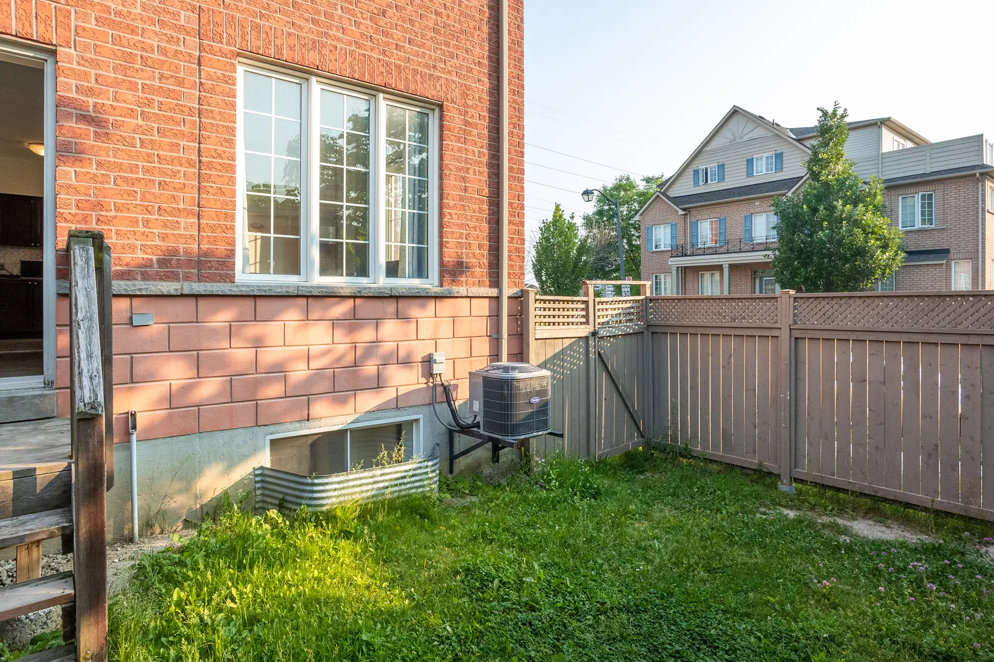 York Uni Village, Toronto – Exterior