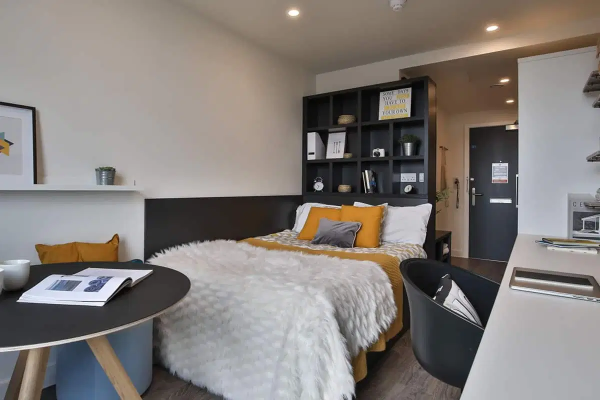 GoBritanya IQ Shoreditch Residence, London – Bronze Studio