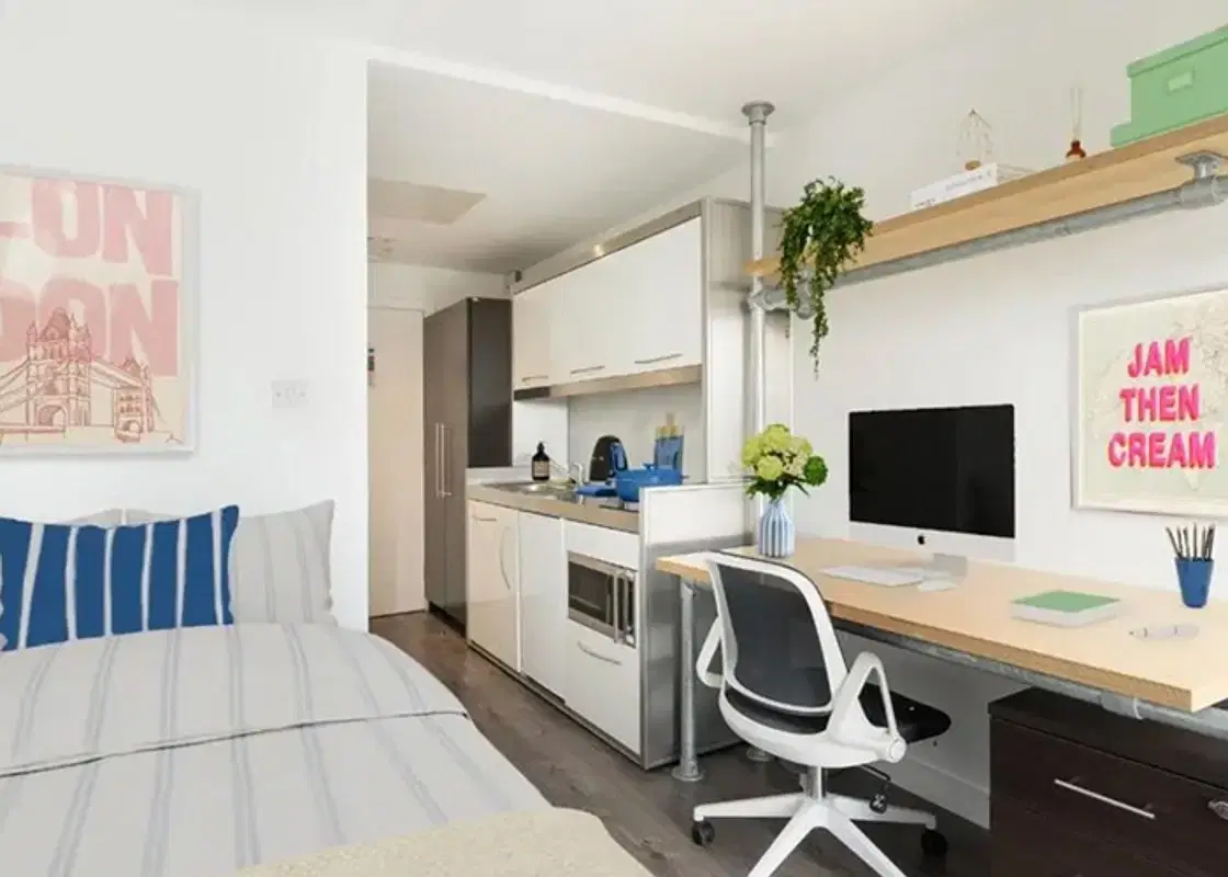 LST Spitalfields Residence, London – Bronze Studio City View Upper Level
