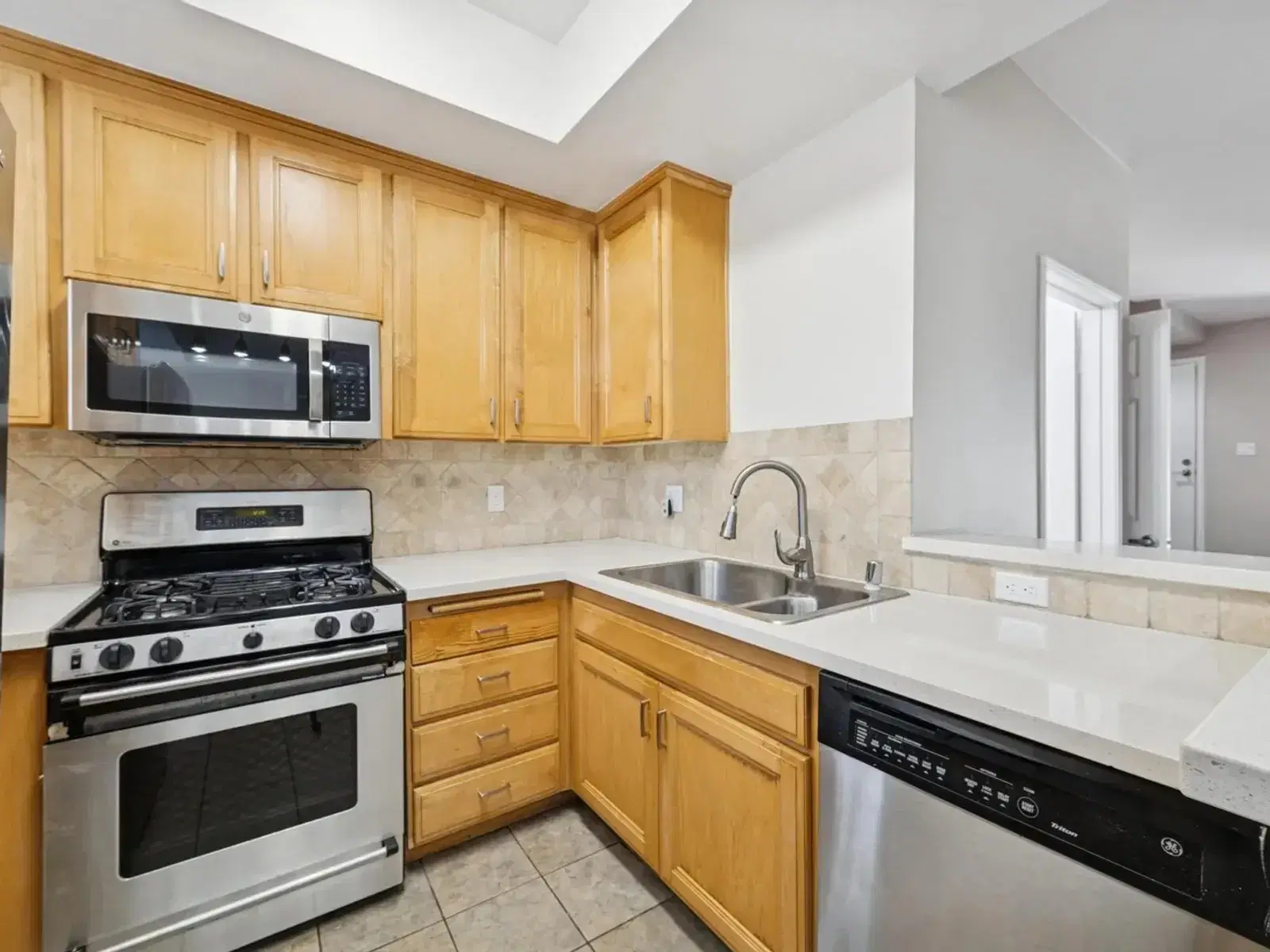 1239 W 30th St, Los Angeles – Kitchen