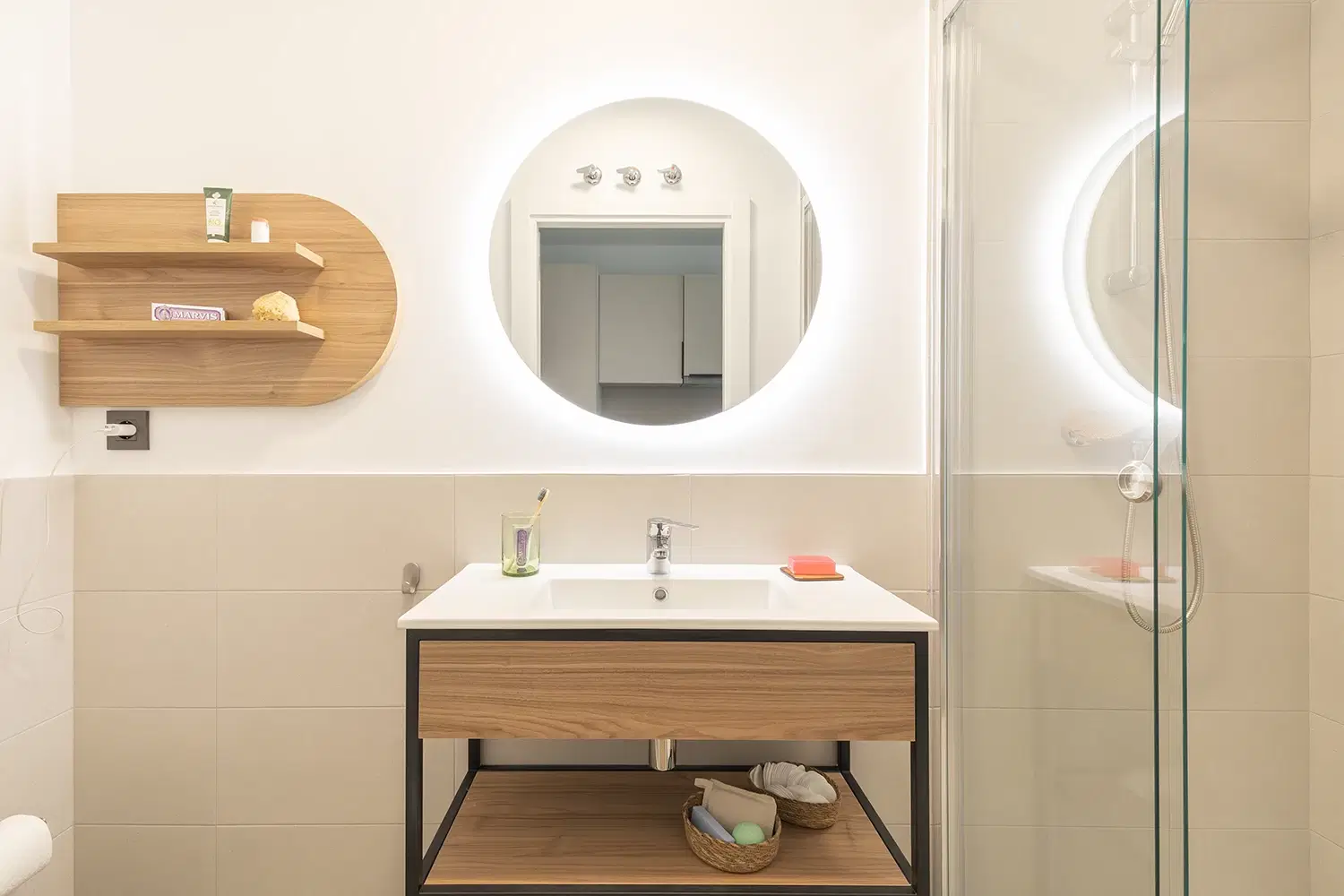 Canvas Student Pamplona Plazaola, Pamplona – Bathroom