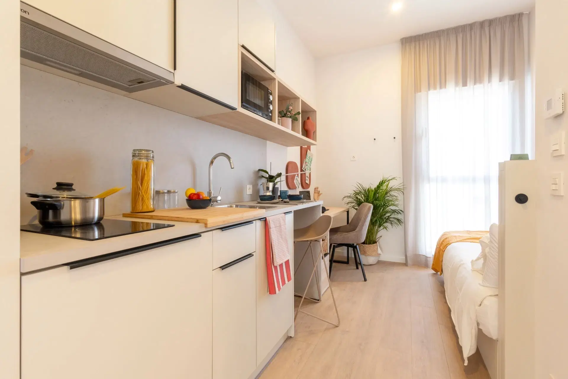 Canvas Student Sevilla Lago, Sevilla – Platinum Adapted Studio