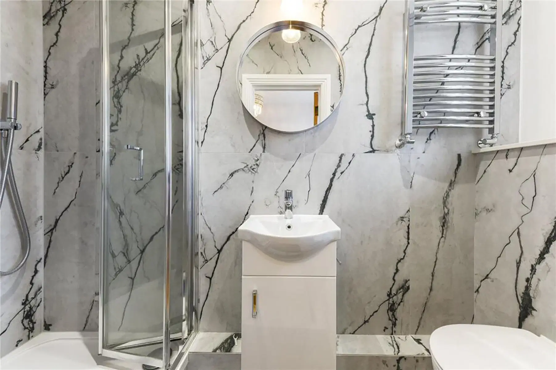 Room in a 5 Bedroom Apartment, Clifton Court, St John's Wood, London NW8 8HT – Bathroom