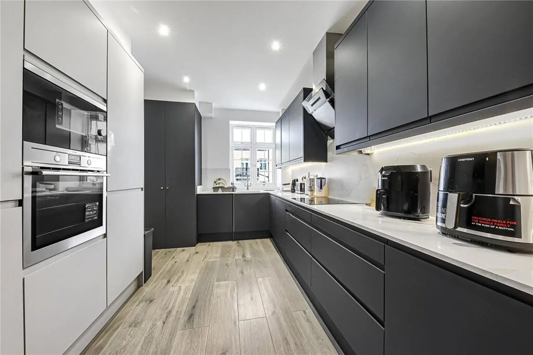 Room in a 5 Bedroom Apartment, Clifton Court, St John's Wood, London NW8 8HT – Kitchen