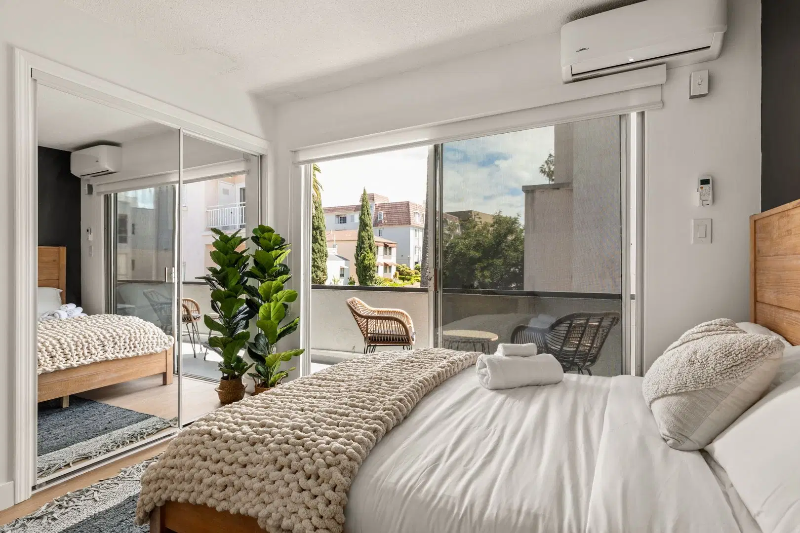 1700 Malcolm Avenue, Los Angeles – Single Room in 4 Bedroom Apartment