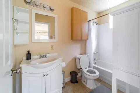 June Homes 78702, Austin – Bathroom