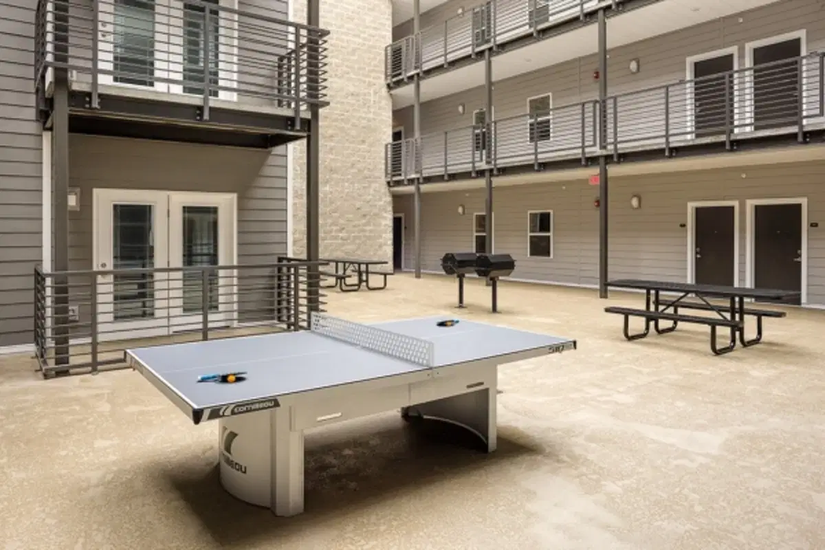 901 W. Western Ave, Urbana – Amenities