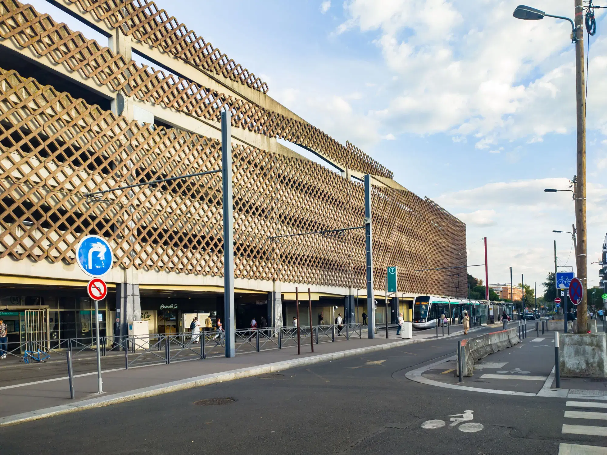XO 94800, Paris – Exterior