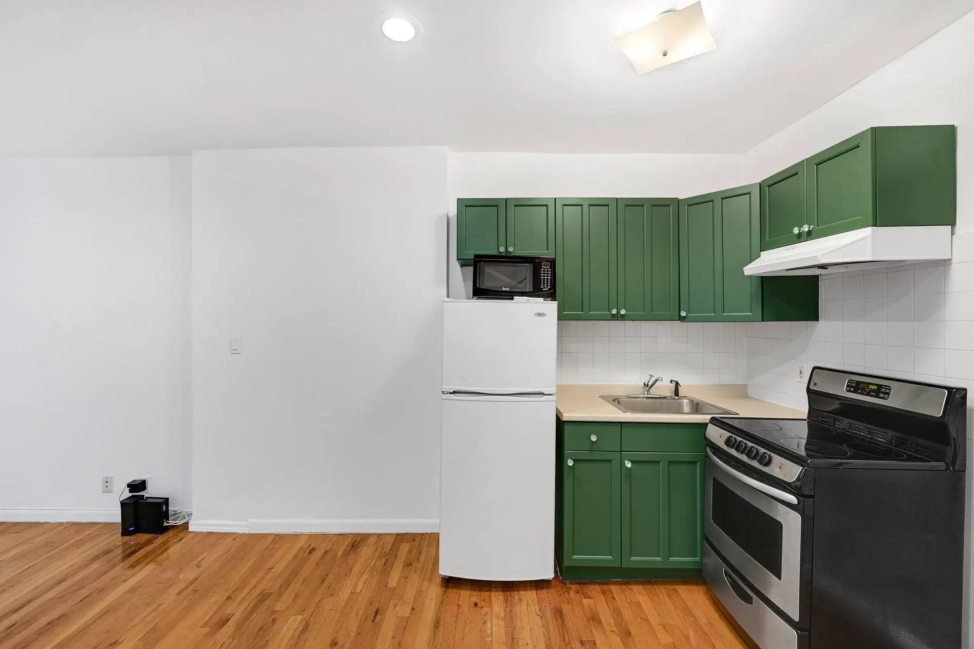 June Homes 10036, New York – Kitchen