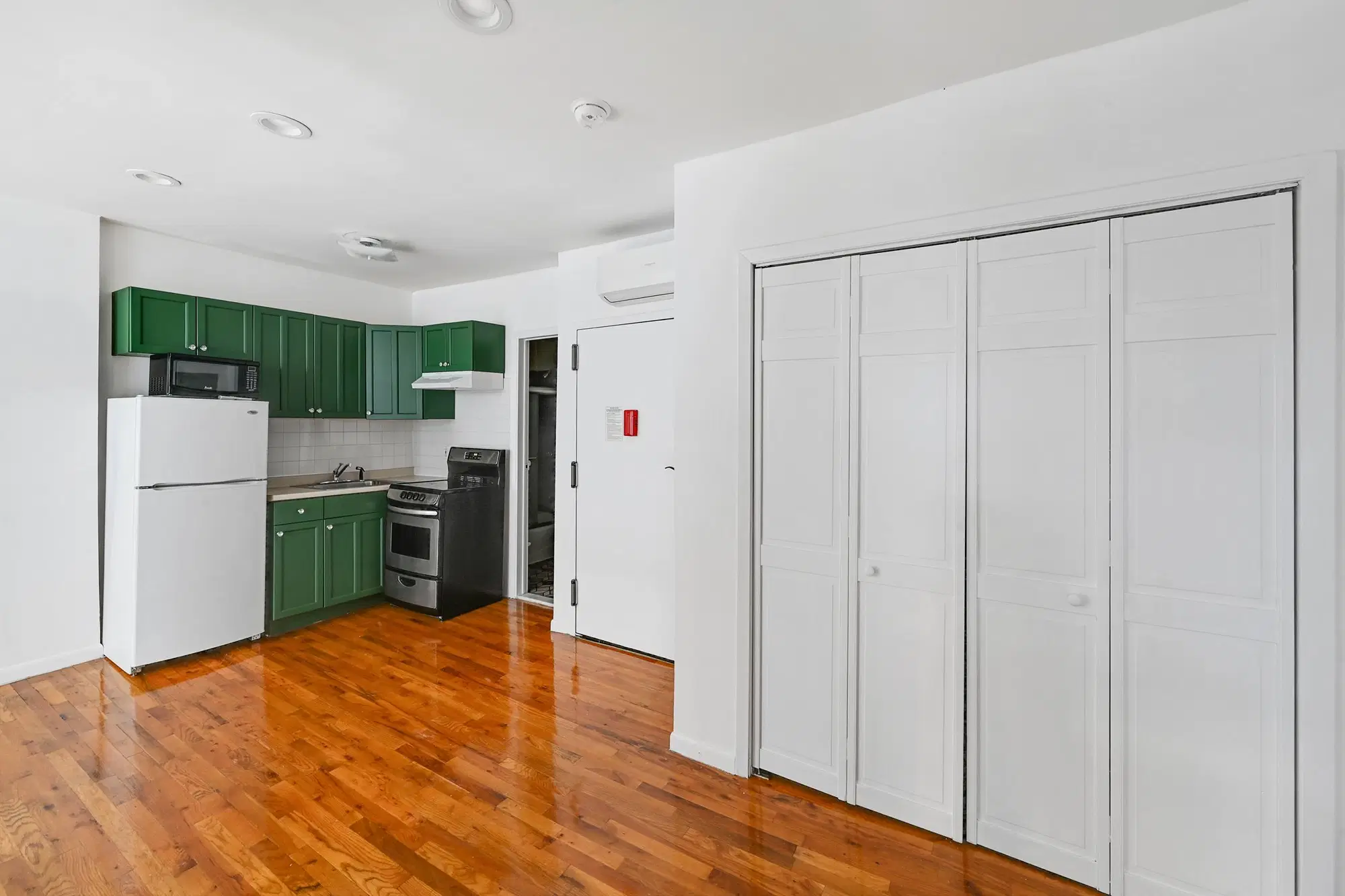 June Homes 10036, New York – Kitchen