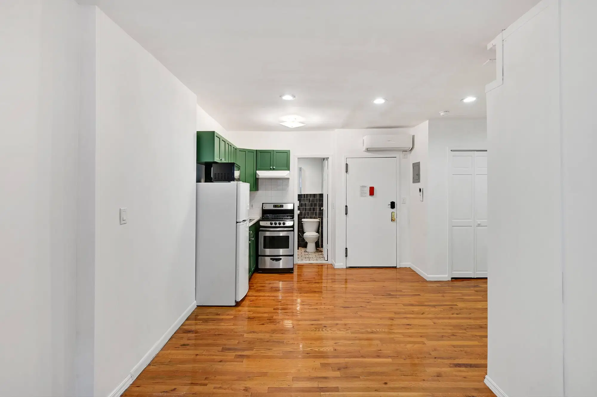 June Homes 10036, New York – Kitchen