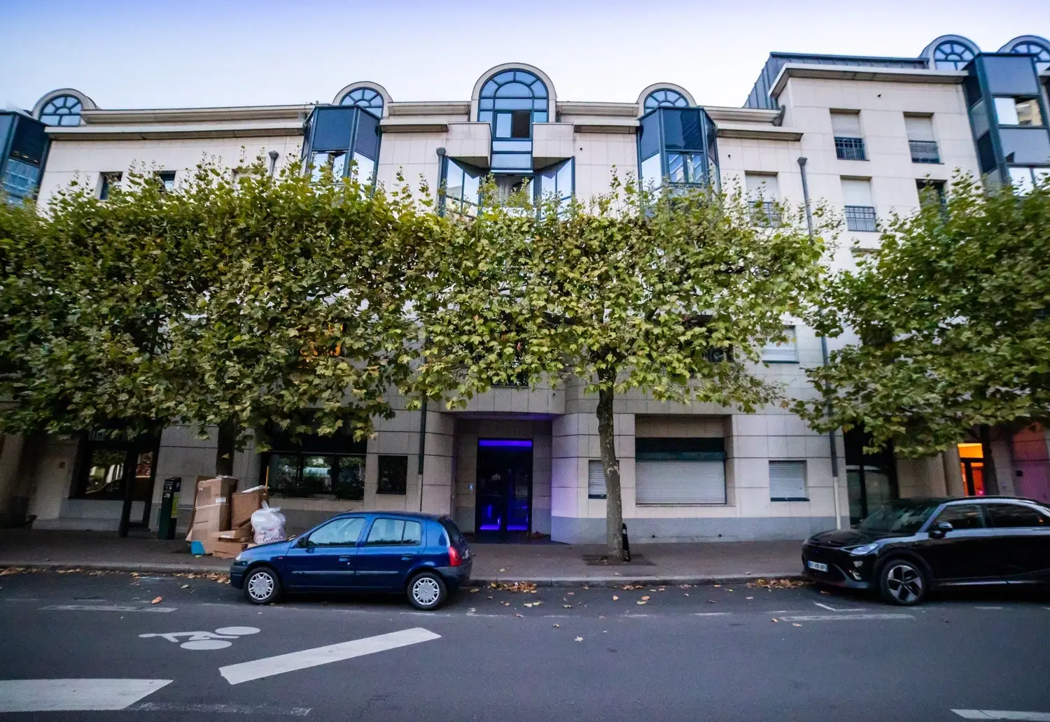 XO 92800, Paris – Exterior