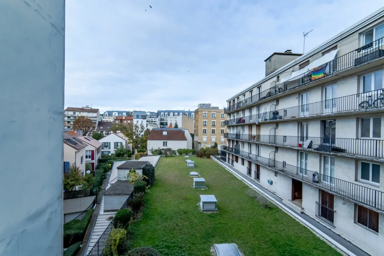 XO 92800, Paris – Exterior
