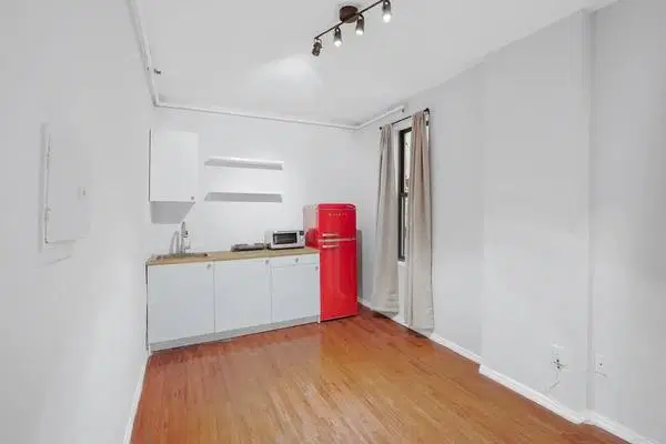 June Homes 10023, New York – Kitchen