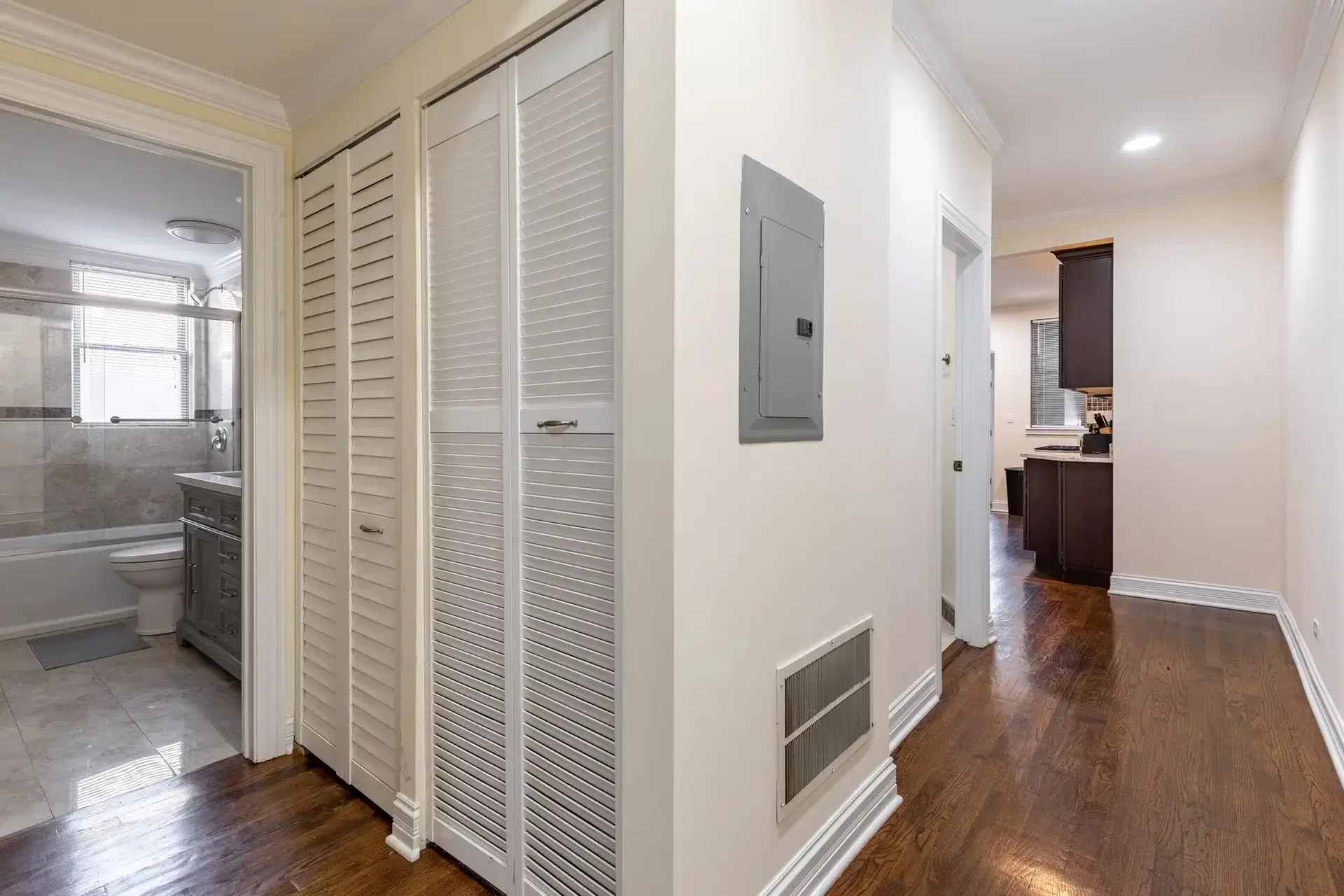 June Homes 60618, Chicago – Common Area