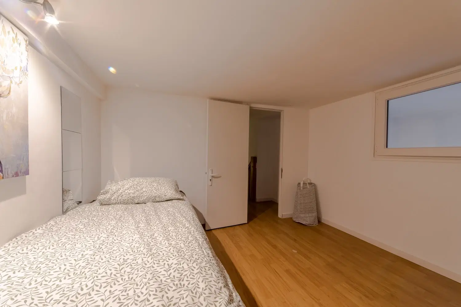 XO 92800, Paris – 3 Bedroom 1 Bathroom (XP-107)