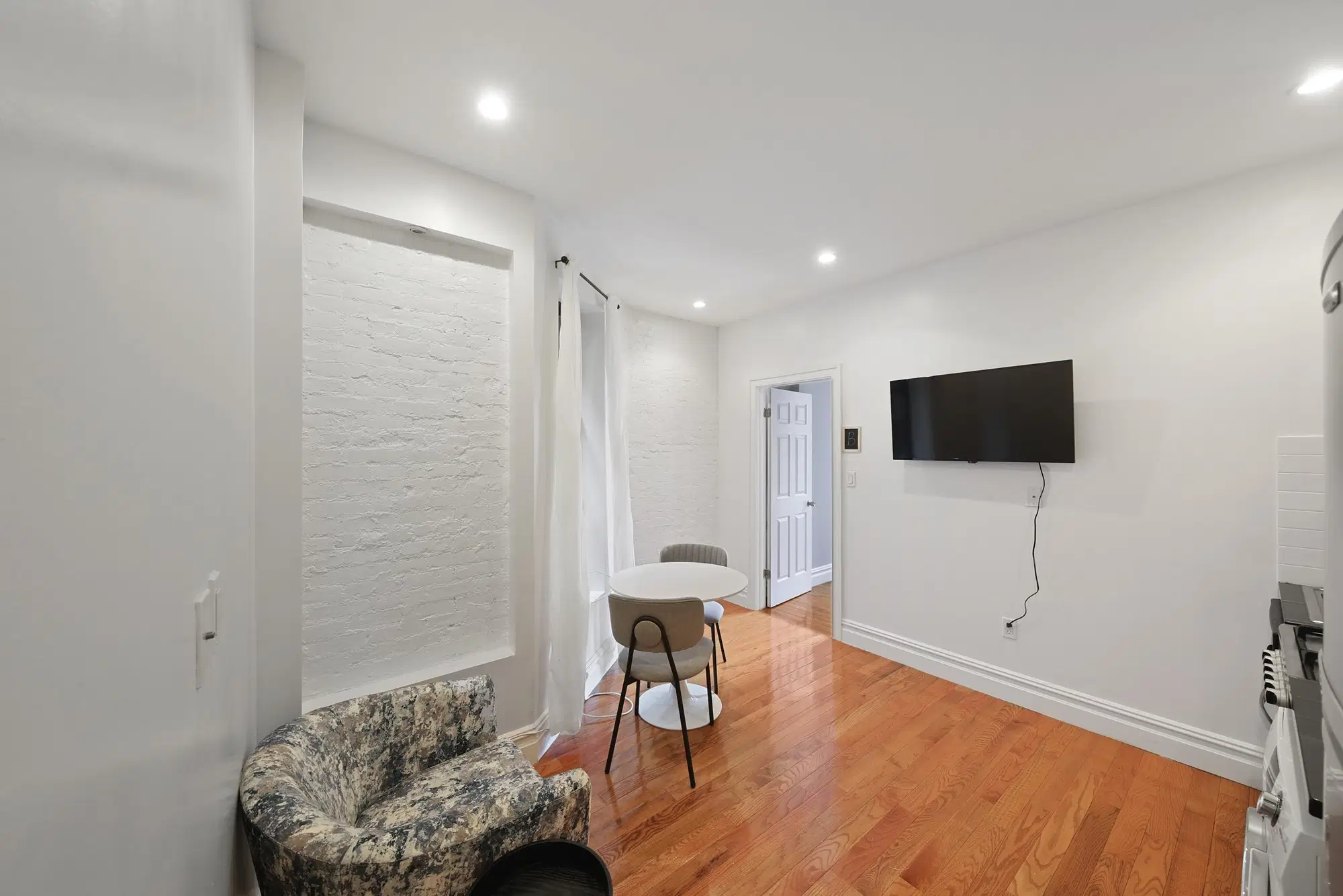 June Homes 10019, New York – Room