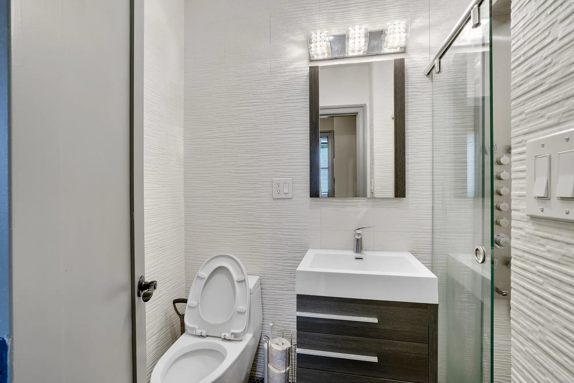 June Homes 10009, New York – Bathroom
