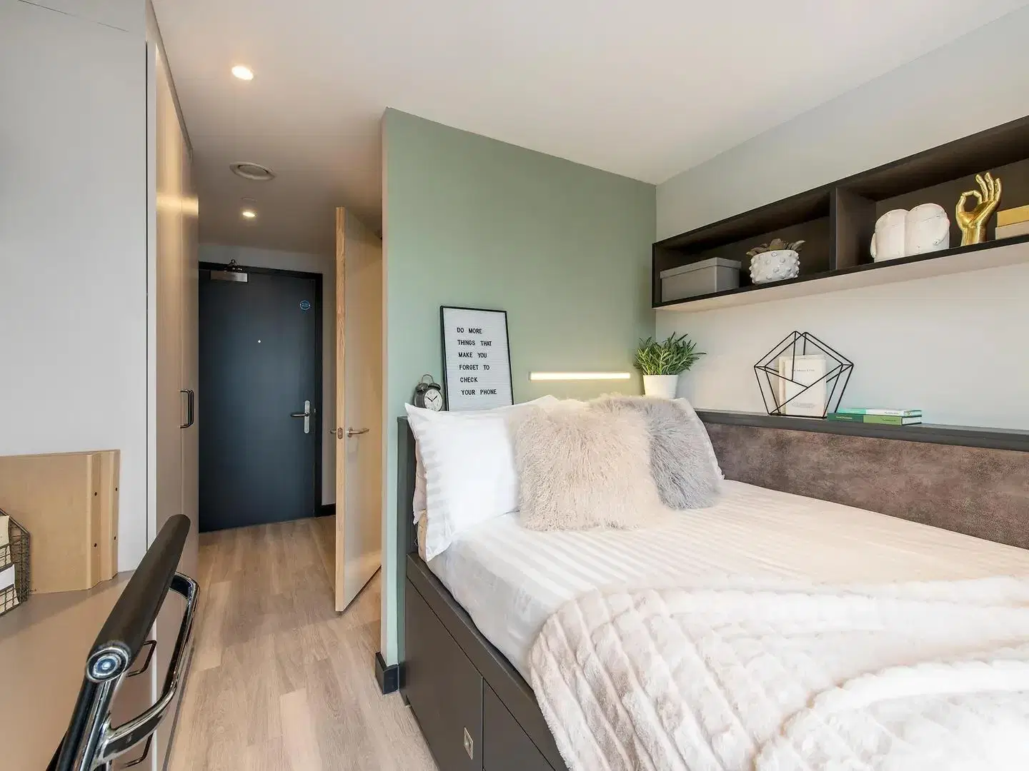 Zenith, Cardiff – Ultra Premium 5 Bed Apartment Larger Room