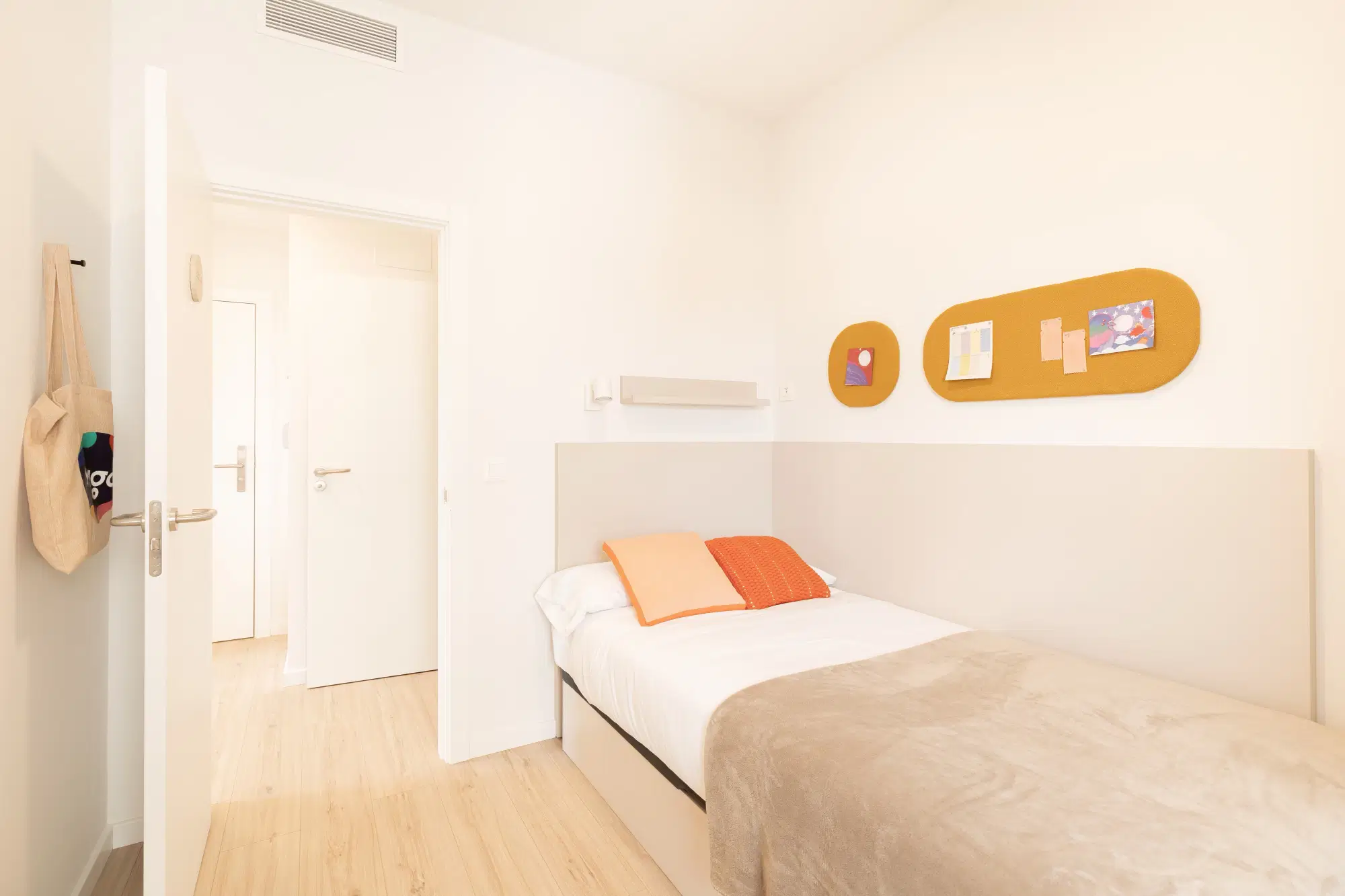 Canvas Student Sevilla Lago, Sevilla – Shared 2 Bedroom Apartment Gold