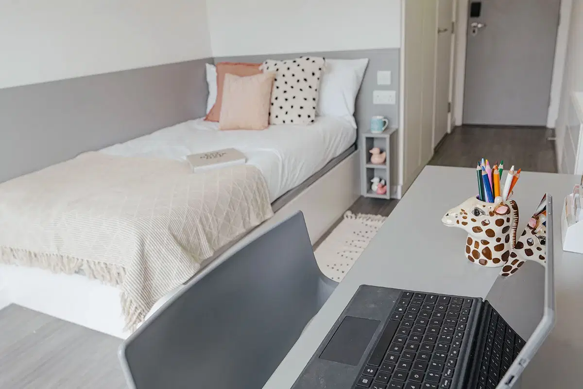 GoBritanya Lewisham Residence, London – Silver En-Suite - Street View, Dual-View | Penthouse Level