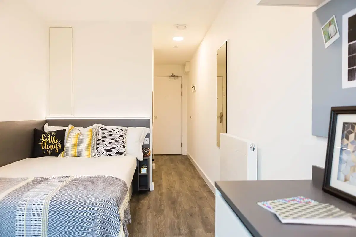 GoBritanya White City Residence, London – Bronze Studio - Street View | Mid Level