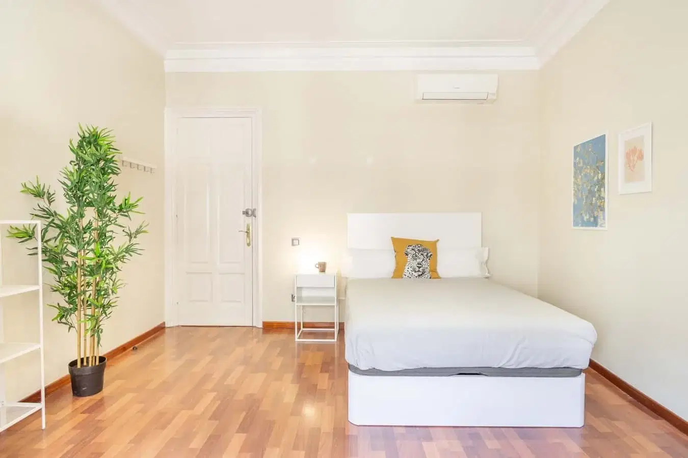 SPC 8003, Barcelona – #96238: Room in a 4 Bedroom and 1 Bathroom (Via Laietana)