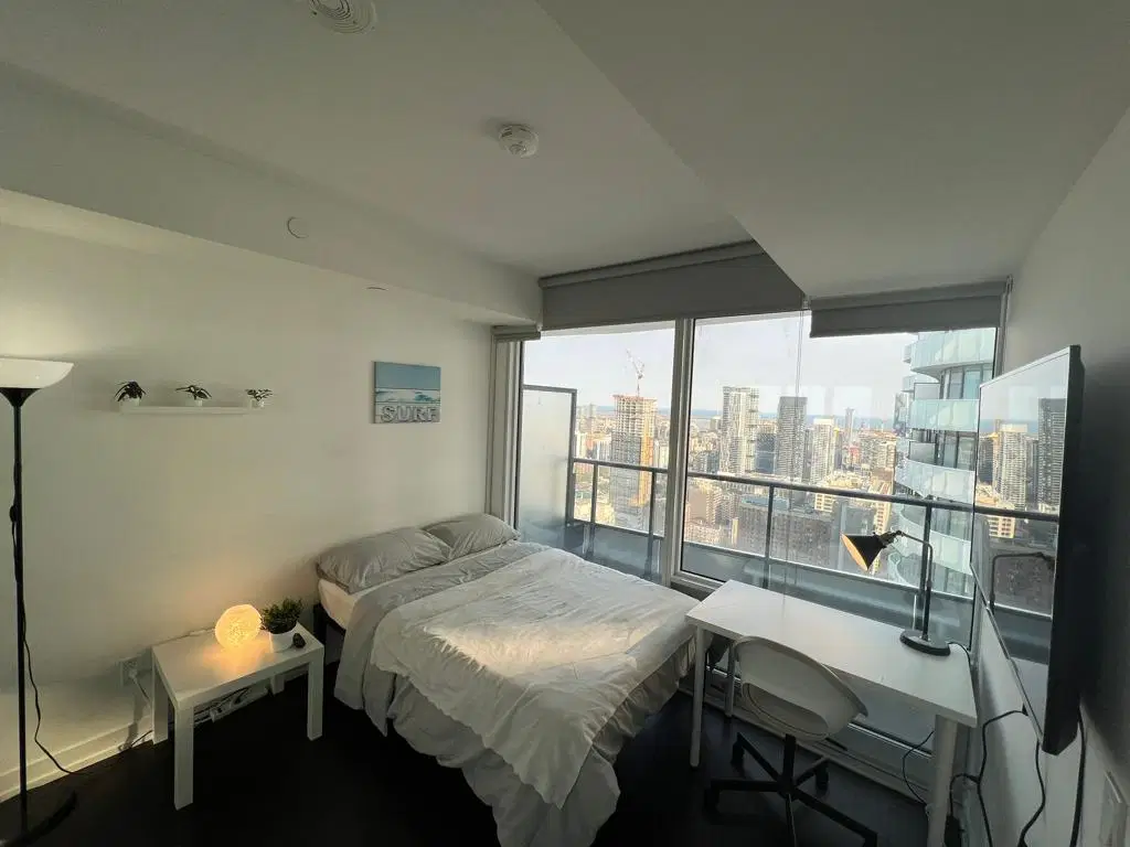 Pearson Housing Wood Street, Toronto – Silver Plus Room