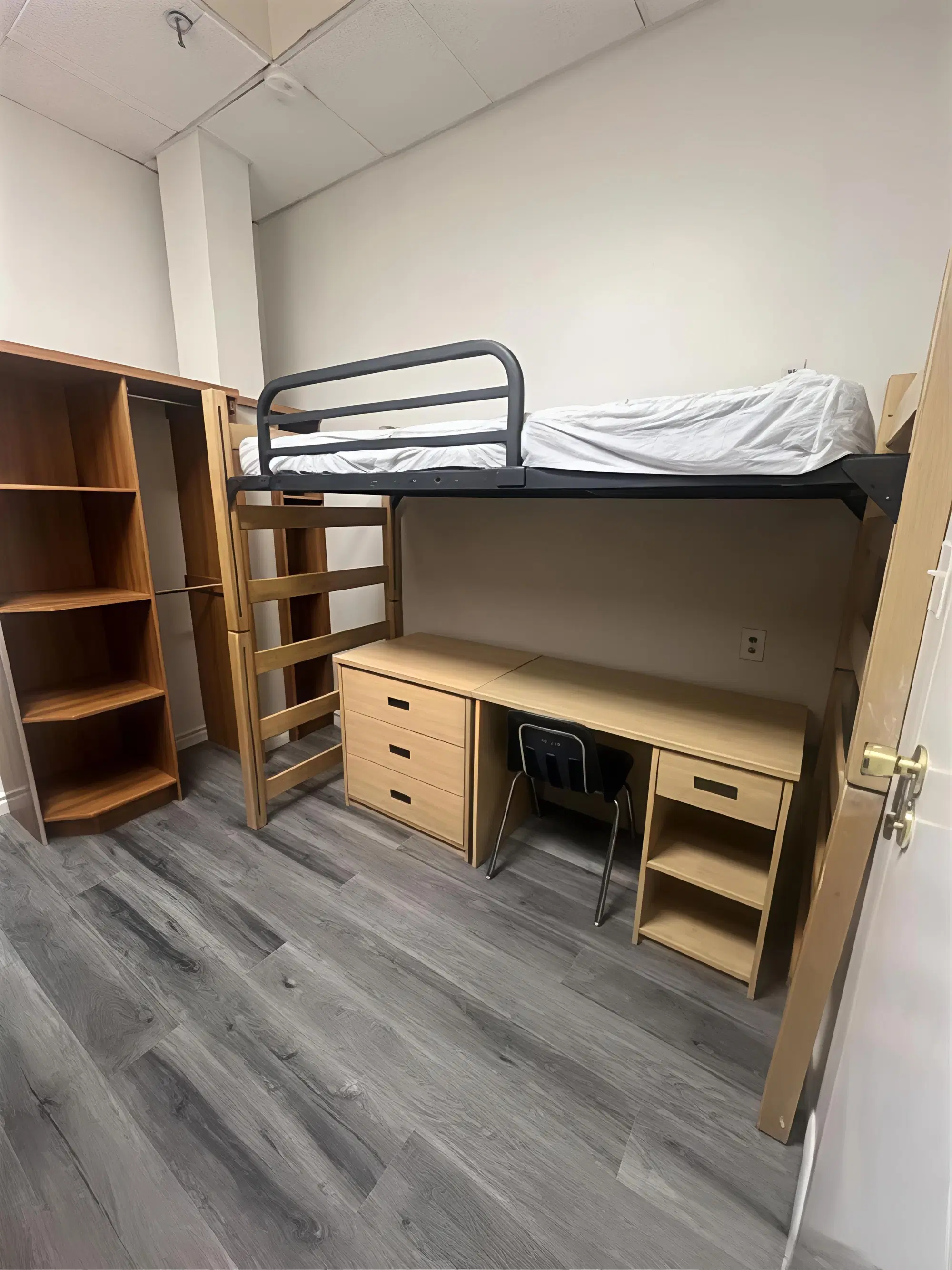 SPR M9B1B8, Toronto – Room in 5 Bed 3 Bath | Room D1: 3-bed unit