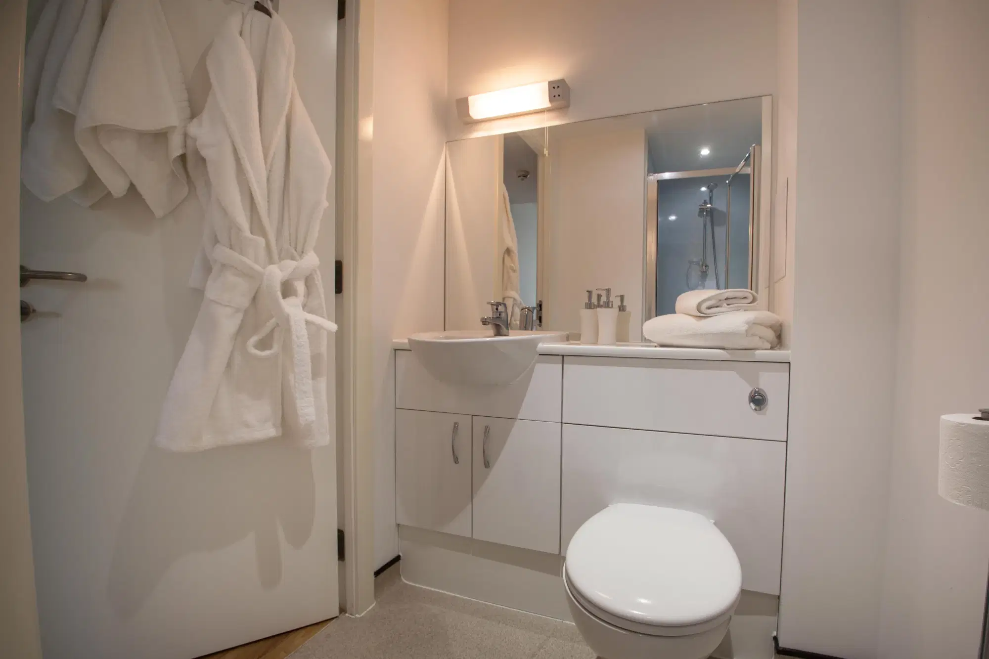 Centro Court, Aberdeen – Bathroom