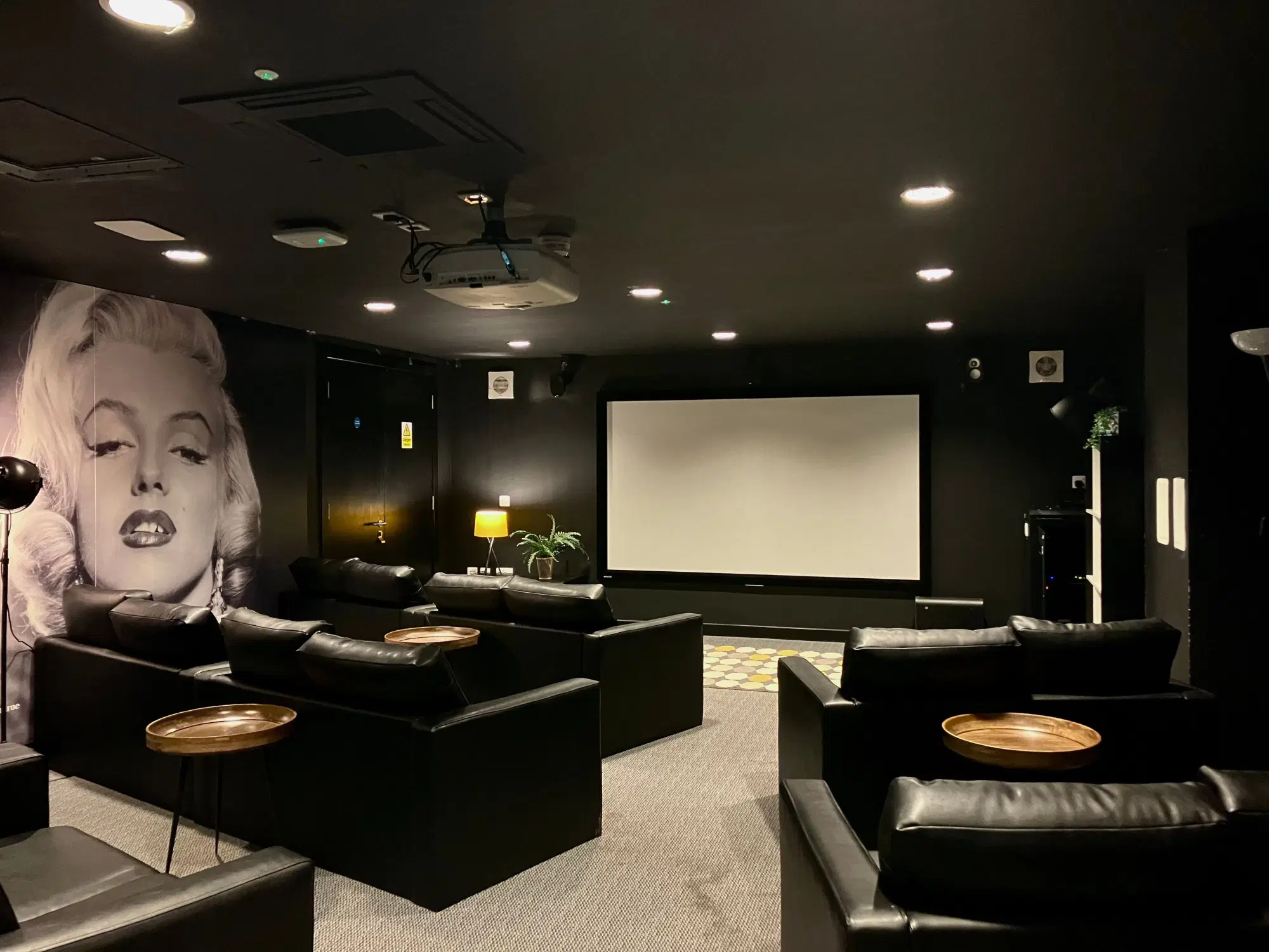 Willowbank, Glasgow – Amenities