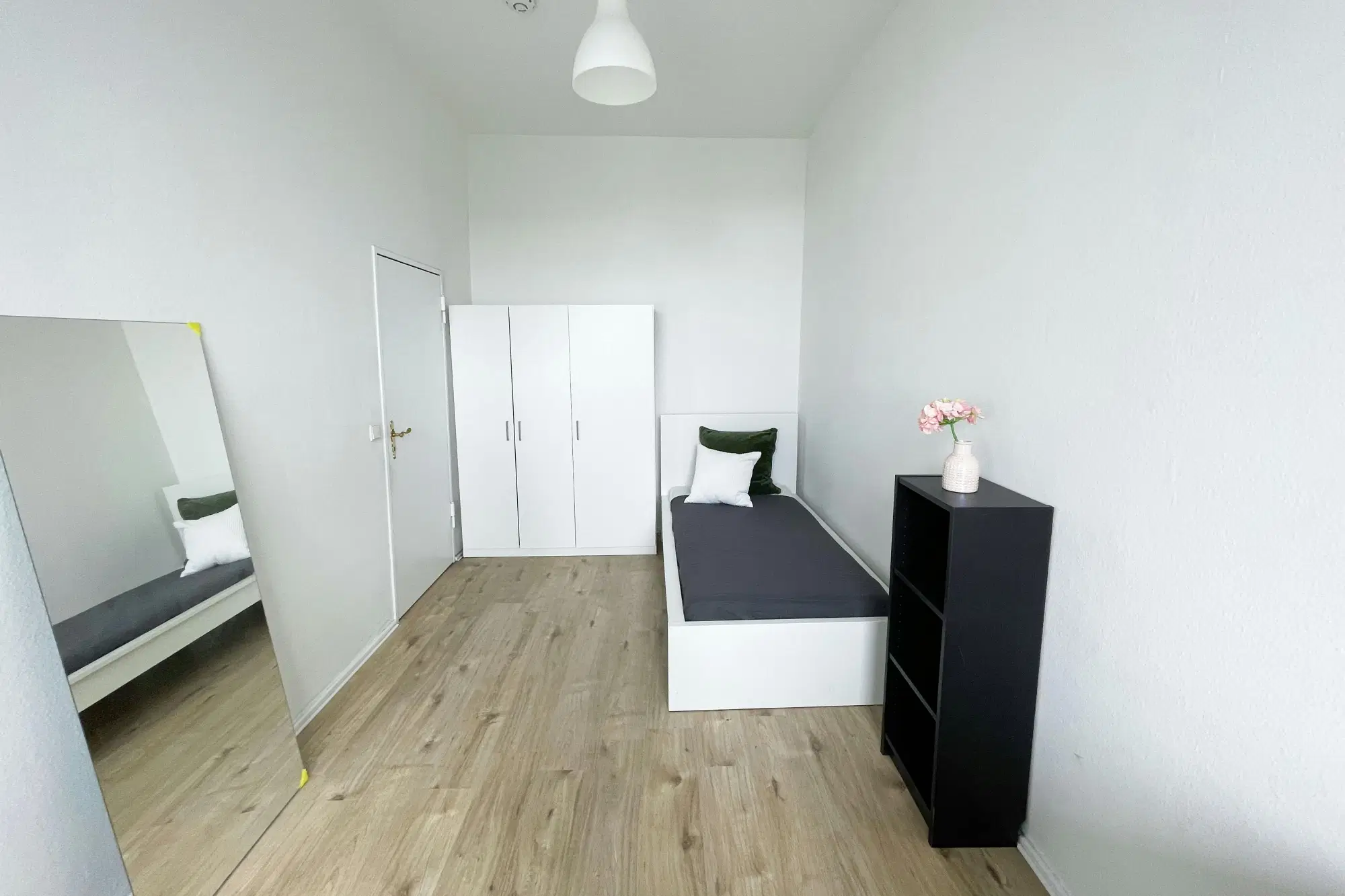 RM Bismarckstraße 106, Berlin – Room In 3 Bed 1 Bath (#50.1.106.)