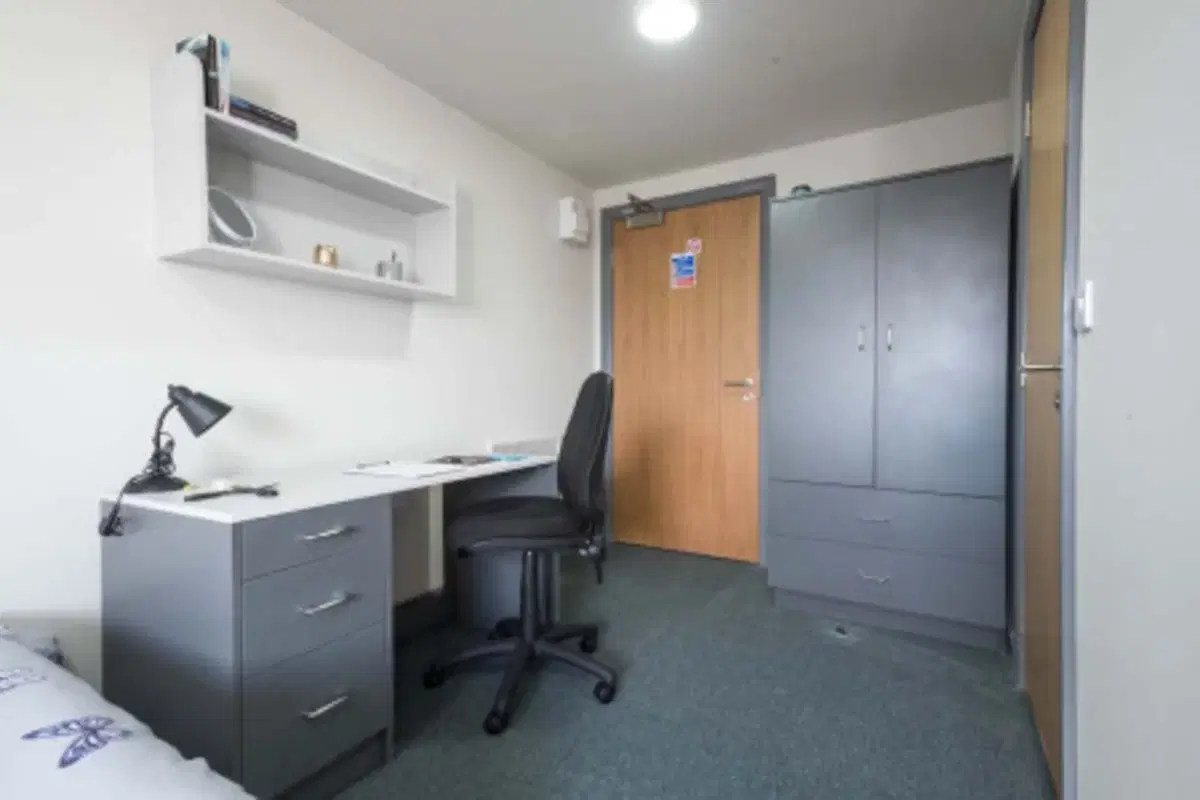 Stoke Student Village, Stoke-On-Trent – Deluxe Wet Room Studio, Poulson House