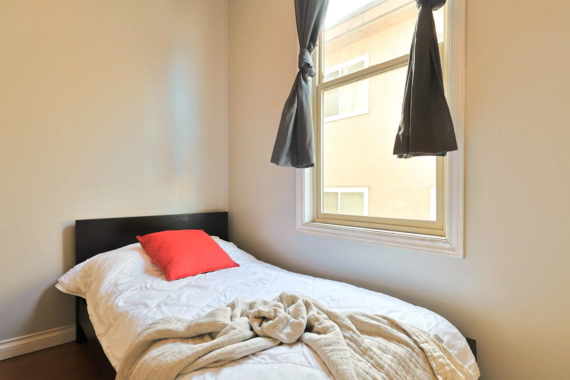 923 E Broadway, Vancouver – Hamburg Room (1 Bed 1 Bath)