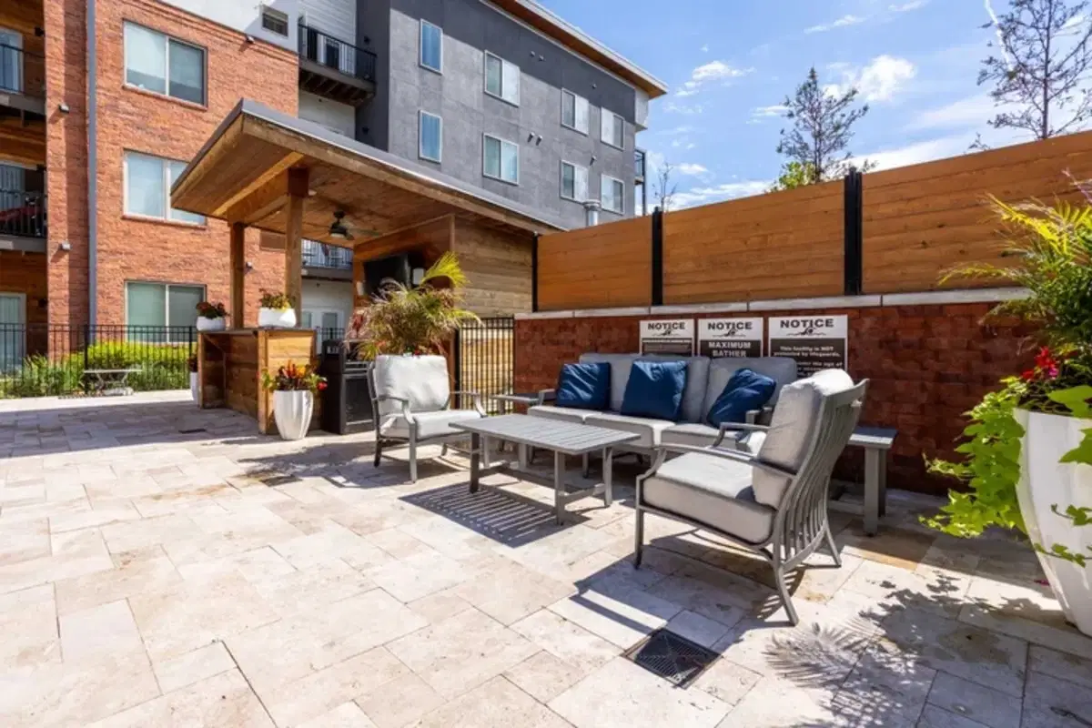 The Monarch, Des Plaines – Exterior