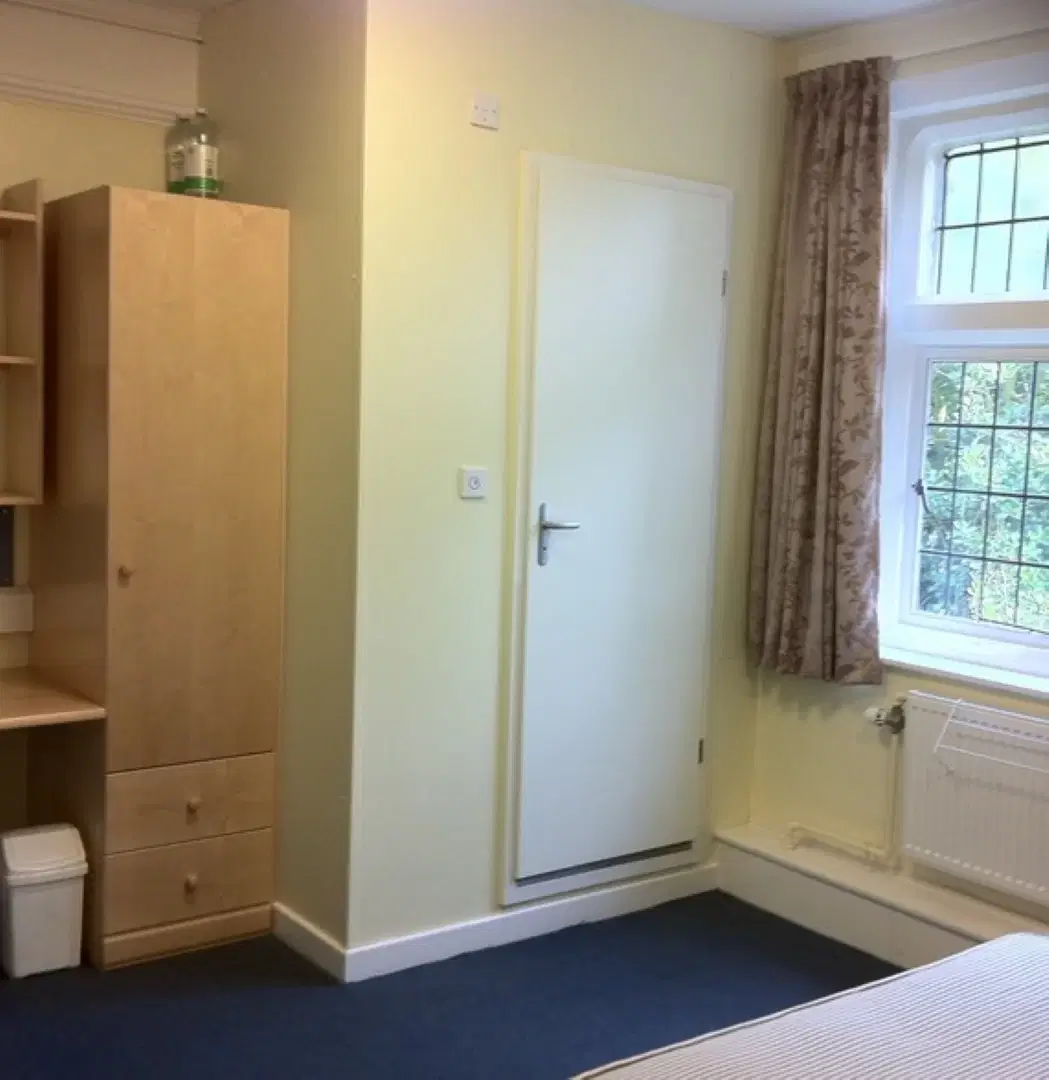 Hartley Hall, Manchester – Twin En-Suite