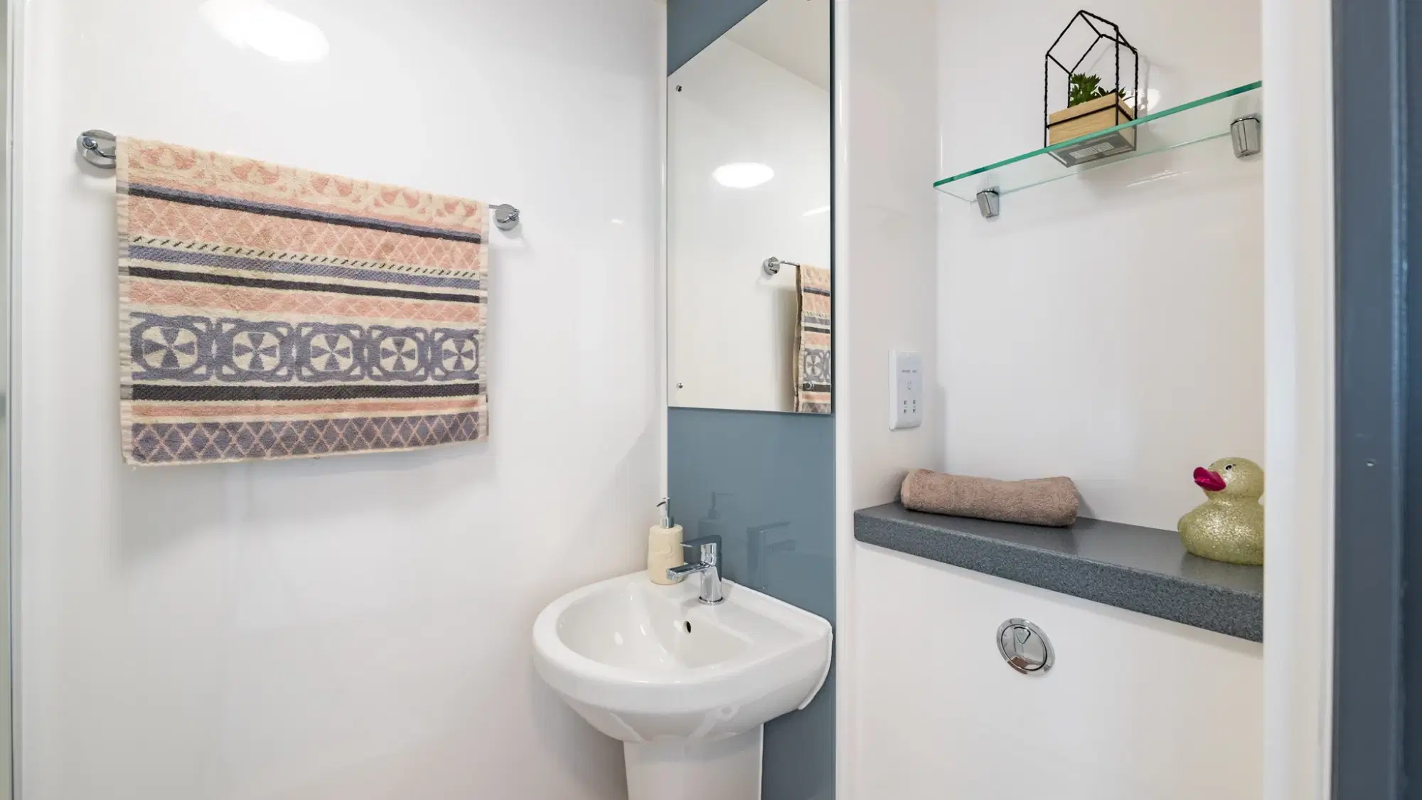 Oak House, Leeds – Bathroom