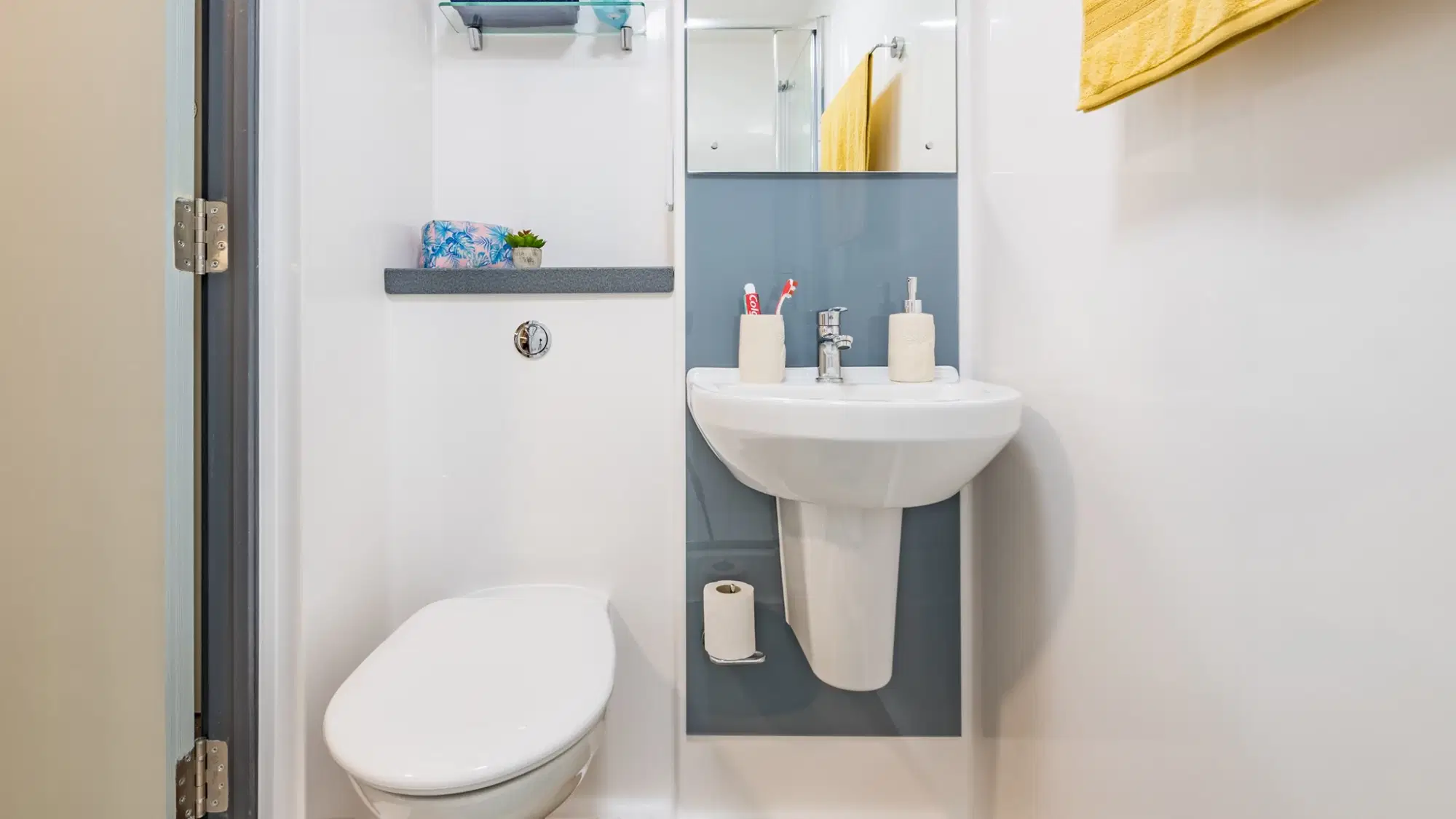 Oak House, Leeds – Bathroom