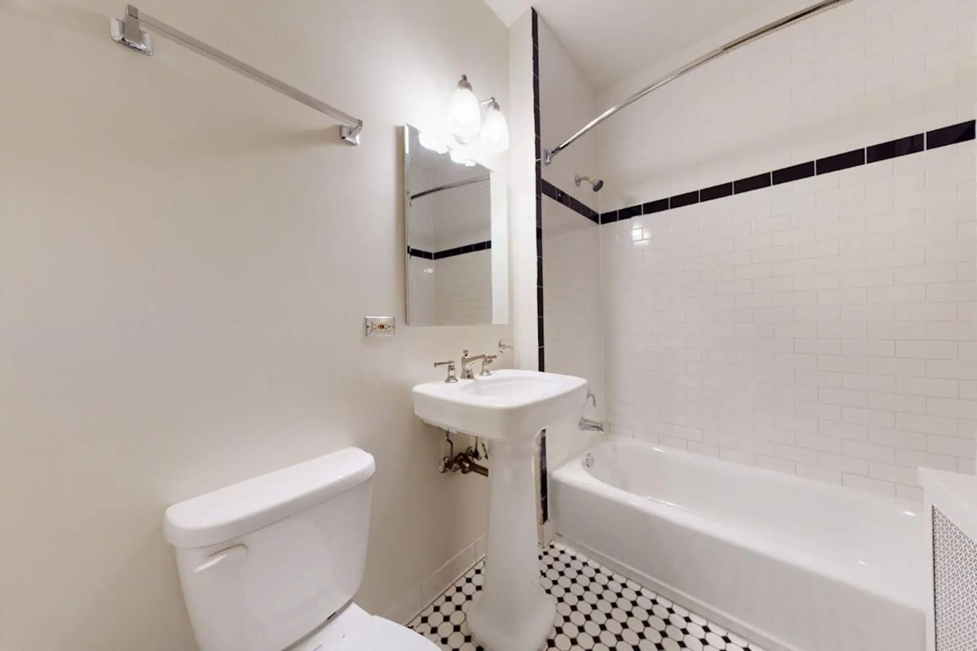 1413-15 E. 57th St, Chicago – Bathroom