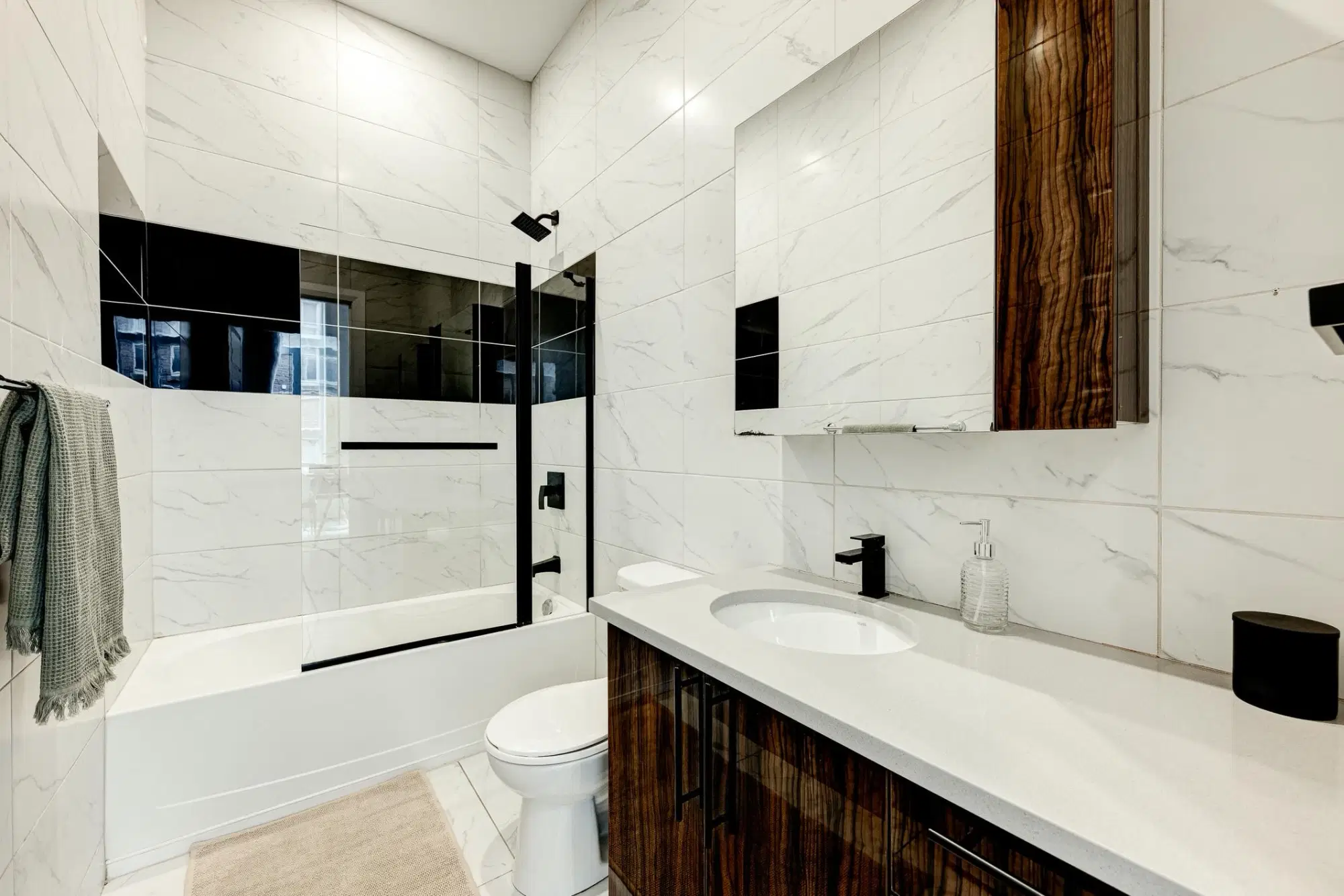 ALMA Quartier Latin, Montreal – Bathroom